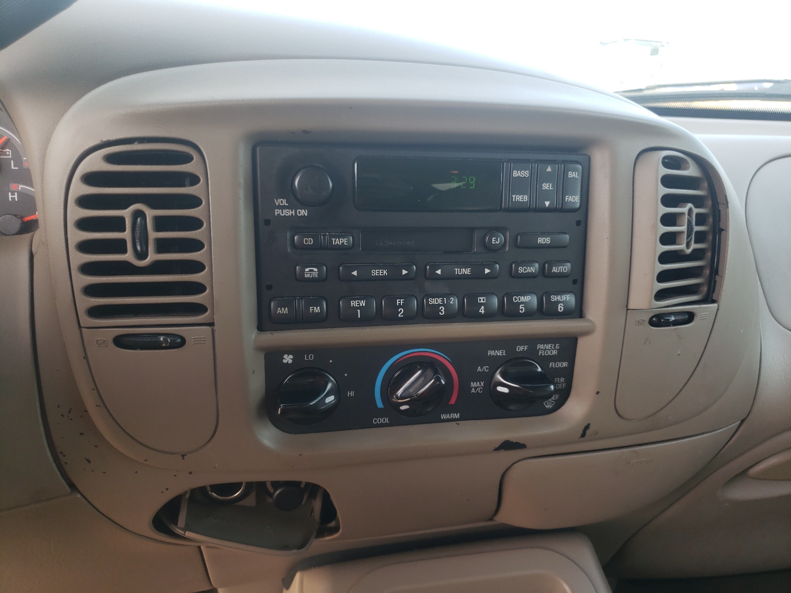 صورة رقم 9 من المزاد - 2001 FORD EXPEDITION مع VIN 1FMRU15W91LB74188