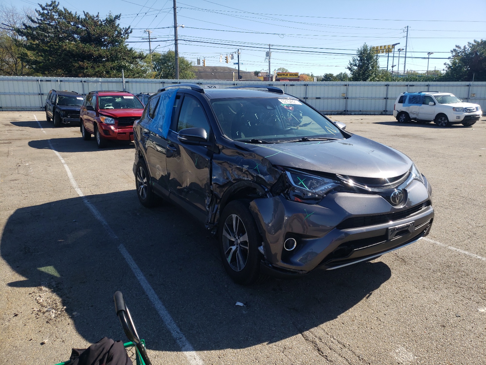 TOYOTA RAV4 XLE 2017 with VIN 2T3RFREV1HW562740 - Photo from auction