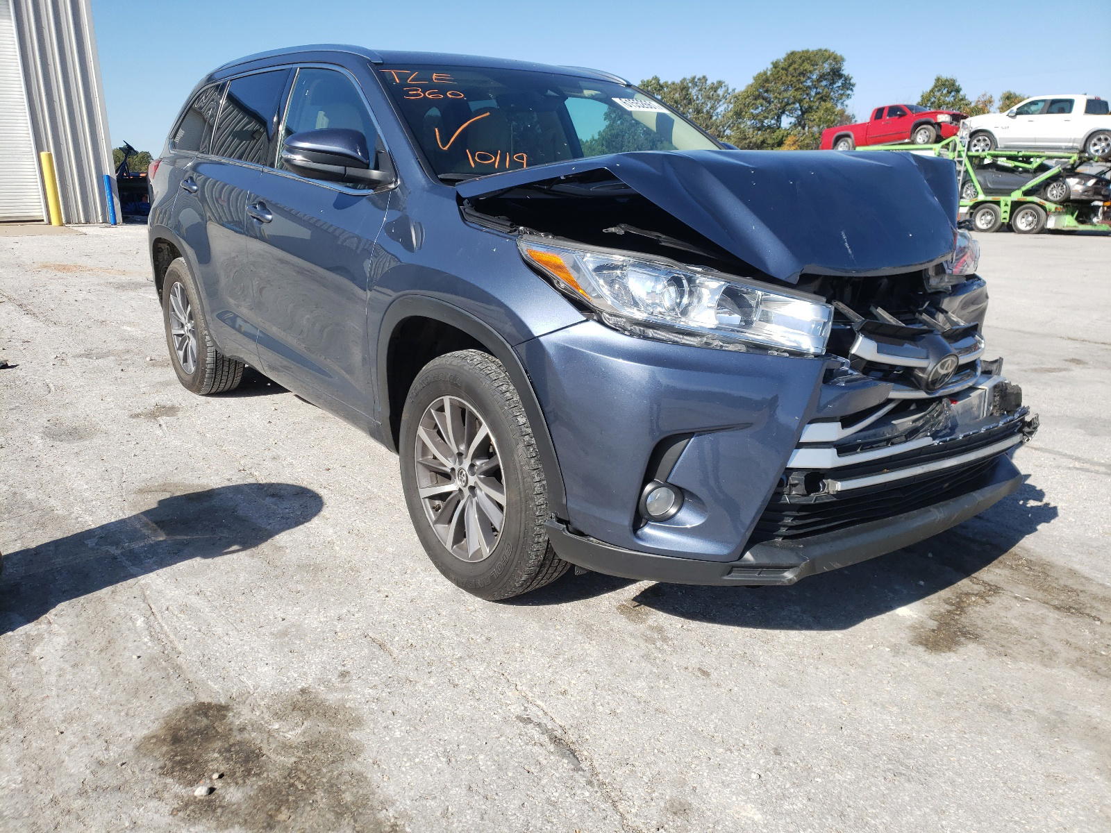 TOYOTA HIGHLANDER 2017 with VIN 5TDKZRFH1HS523147 - Photo from auction