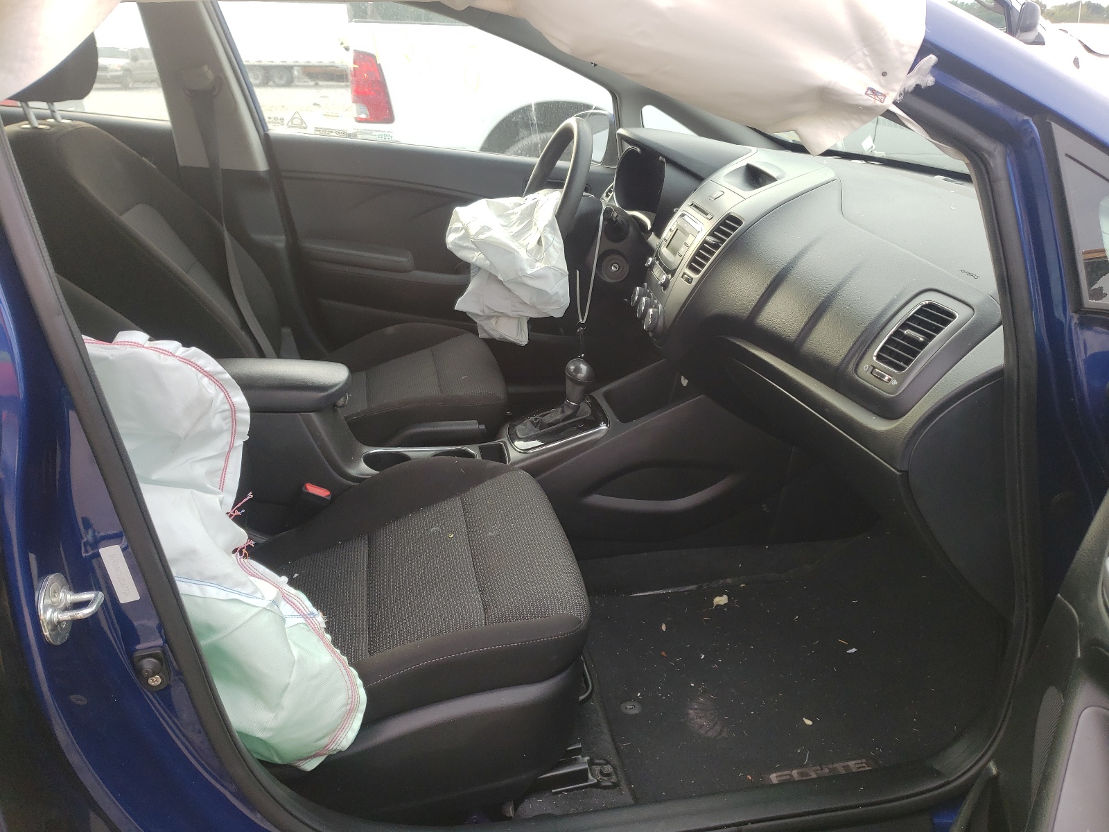 Photo 5 from auction – 2018 KIA FORTE LX with VIN 3KPFK4A71JE167726