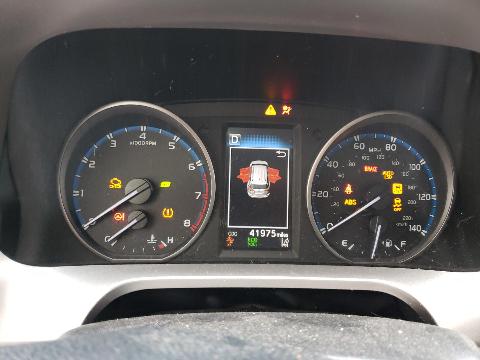 Photo 8 from auction – 2017 TOYOTA RAV4 XLE with VIN JTMWFREV2HD097482