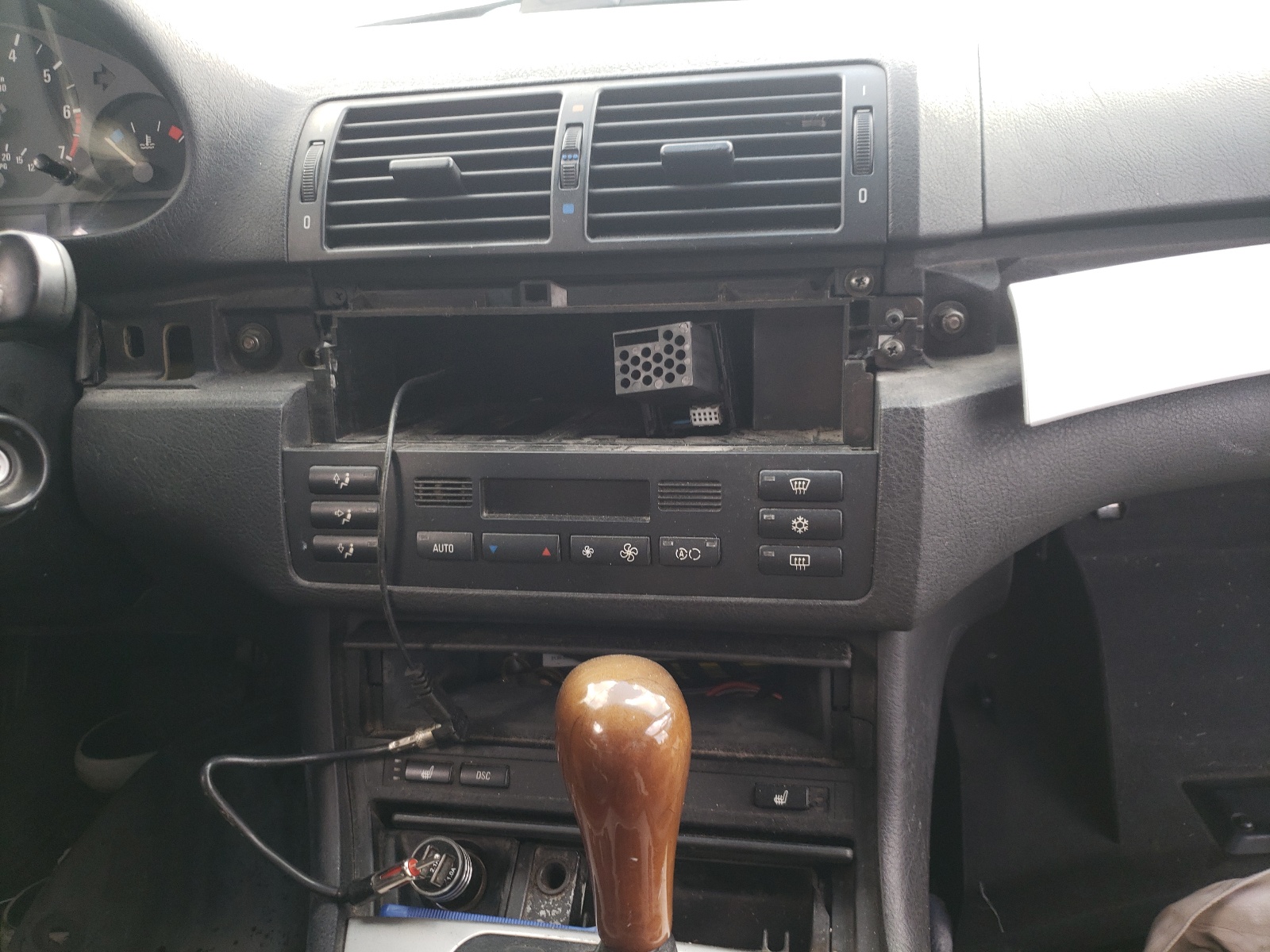 Photo 9 from auction – 2000 BMW 3 SERIES with VIN WBAAR3340YJM02811