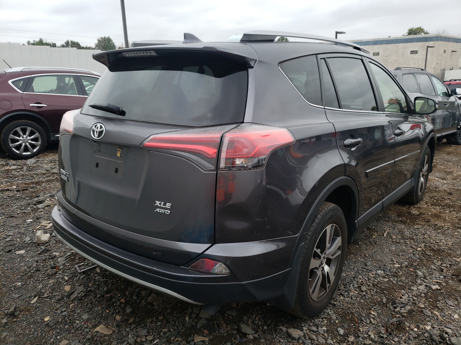 Photo 4 from auction – 2017 TOYOTA RAV4 XLE with VIN JTMRFREV0HJ702050