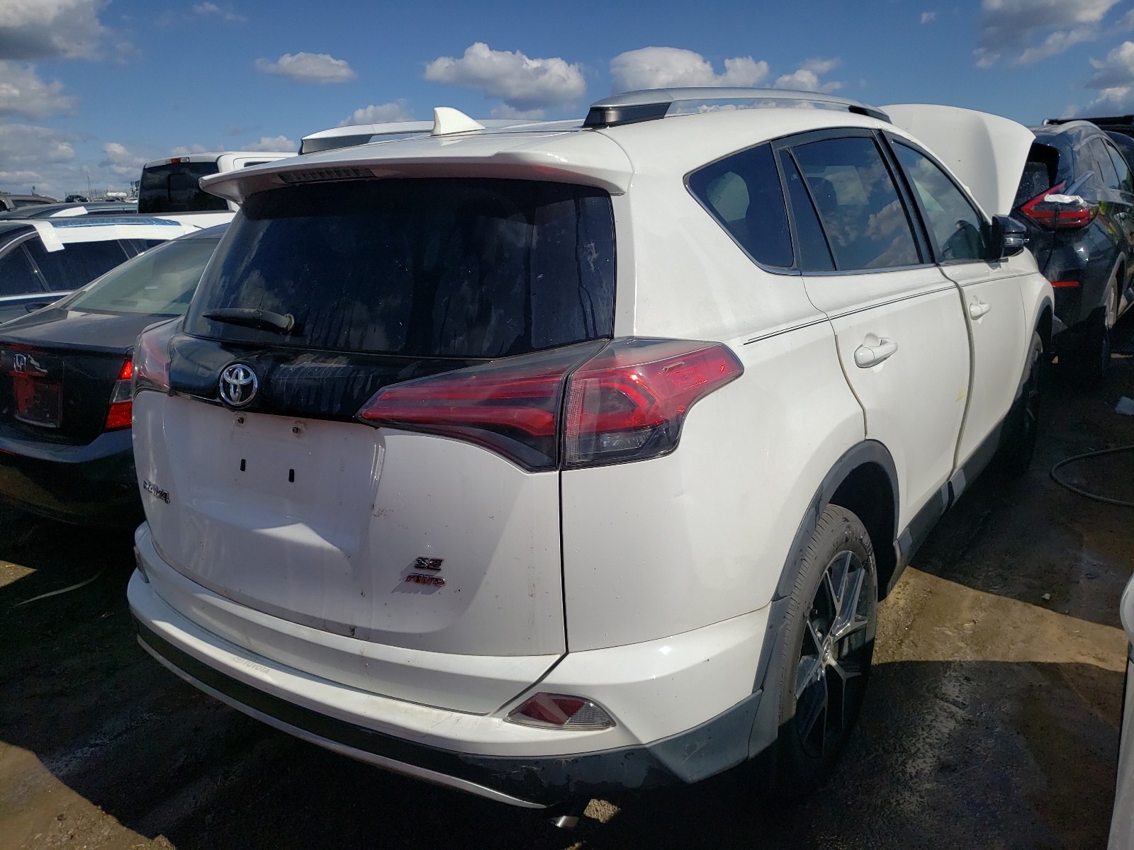 Photo 4 from auction – 2016 TOYOTA RAV4 SE with VIN 2T3JFREV5GW458327