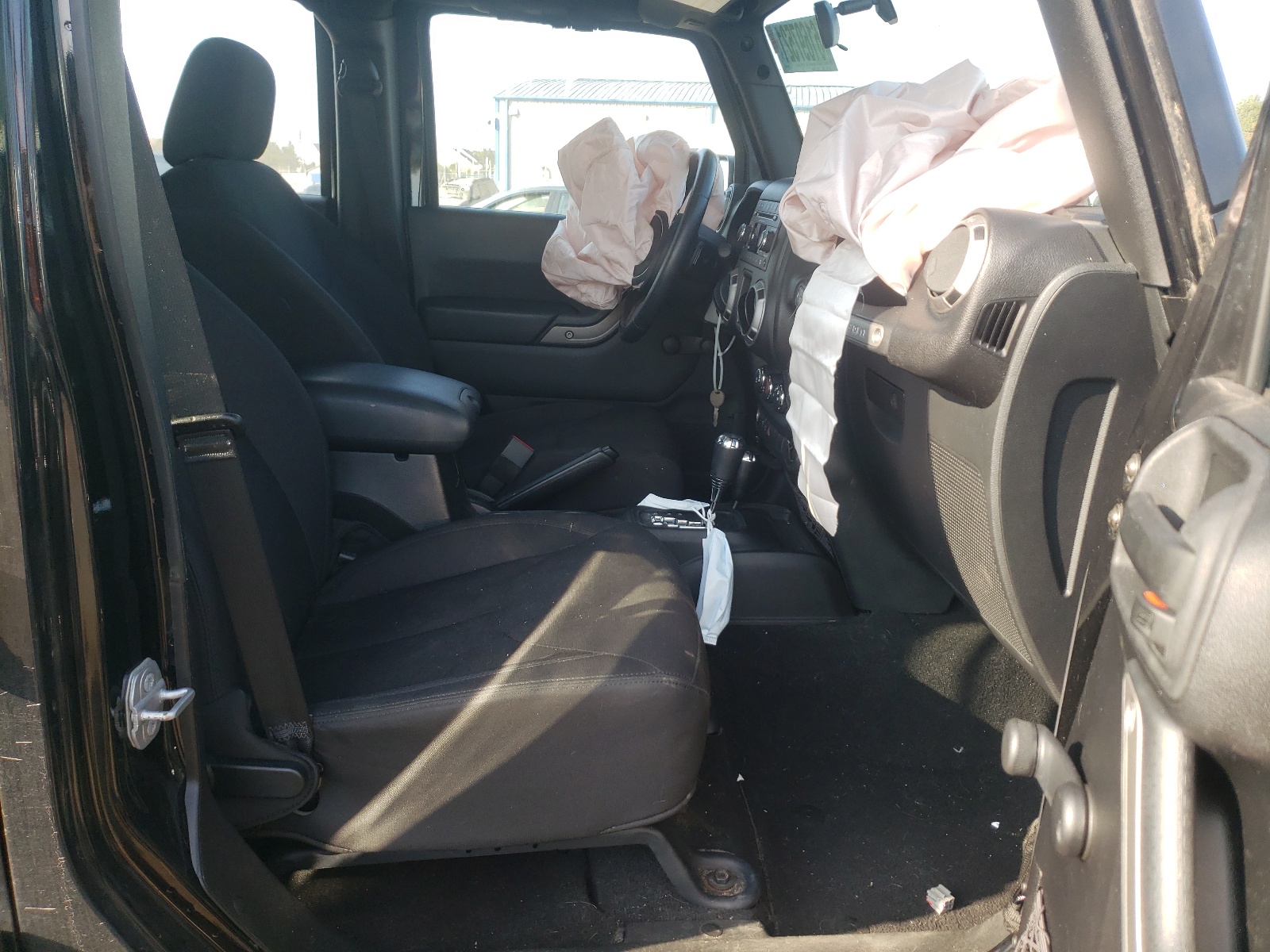 Photo 5 from auction – 2015 JEEP WRANGLER U with VIN 1C4BJWDG0FL682725