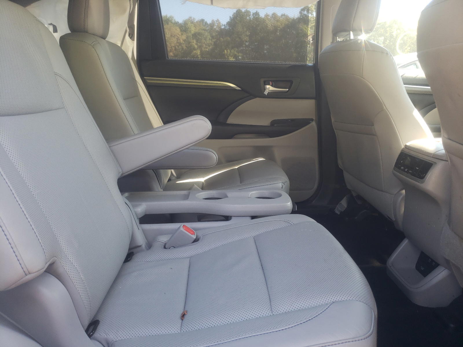 Photo 6 from auction – 2017 TOYOTA HIGHLANDER with VIN 5TDDZRFH4HS464555