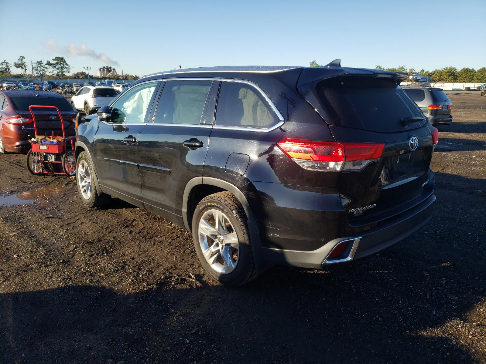 Photo 3 from auction – 2017 TOYOTA HIGHLANDER with VIN 5TDDZRFH3HS386396