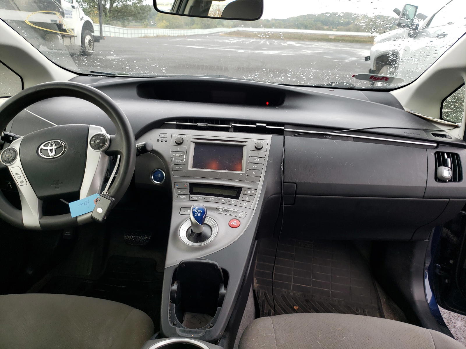 Photo 9 from auction – 2015 TOYOTA PRIUS with VIN JTDKN3DU1F0424448