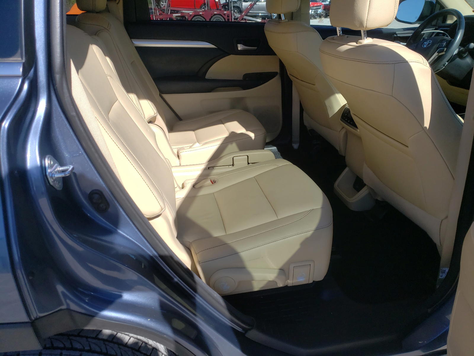 Photo 6 from auction – 2017 TOYOTA HIGHLANDER with VIN 5TDKZRFH1HS523147
