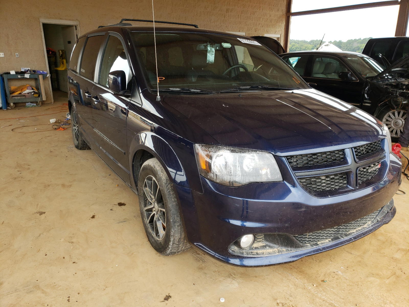 DODGE GRAND CARA 2017 with VIN 2C4RDGEG3HR672405 - Photo from auction
