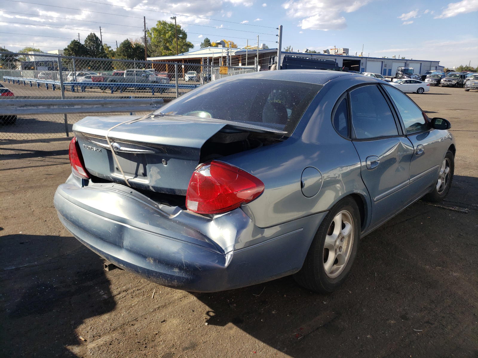 Photo 4 from auction – 2001 FORD TAURUS LX with VIN 1FAFP52U71G165481