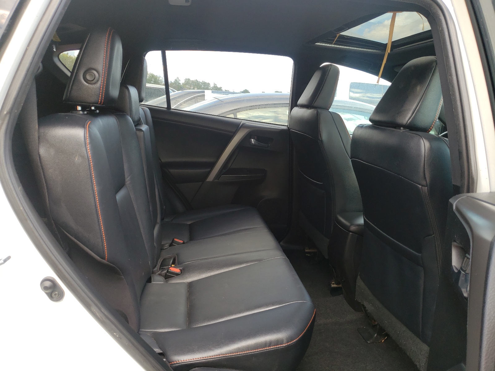 Photo 6 from auction – 2016 TOYOTA RAV4 SE with VIN 2T3JFREV5GW458327