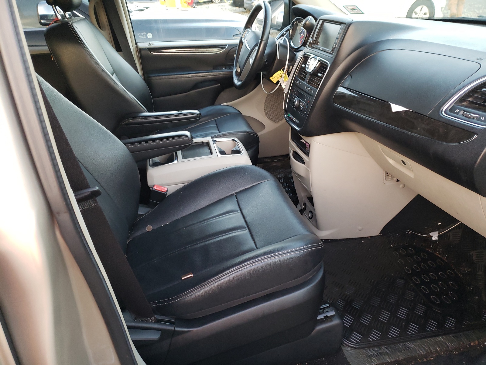 Photo 5 from auction – 2014 CHRYSLER TOWN & COU with VIN 2C4RC1BG7ER435366