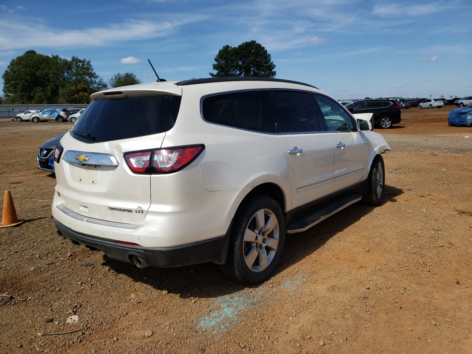 Photo 4 from auction – 2015 CHEVROLET TRAVERSE L with VIN 1GNKRJKD1FJ275102
