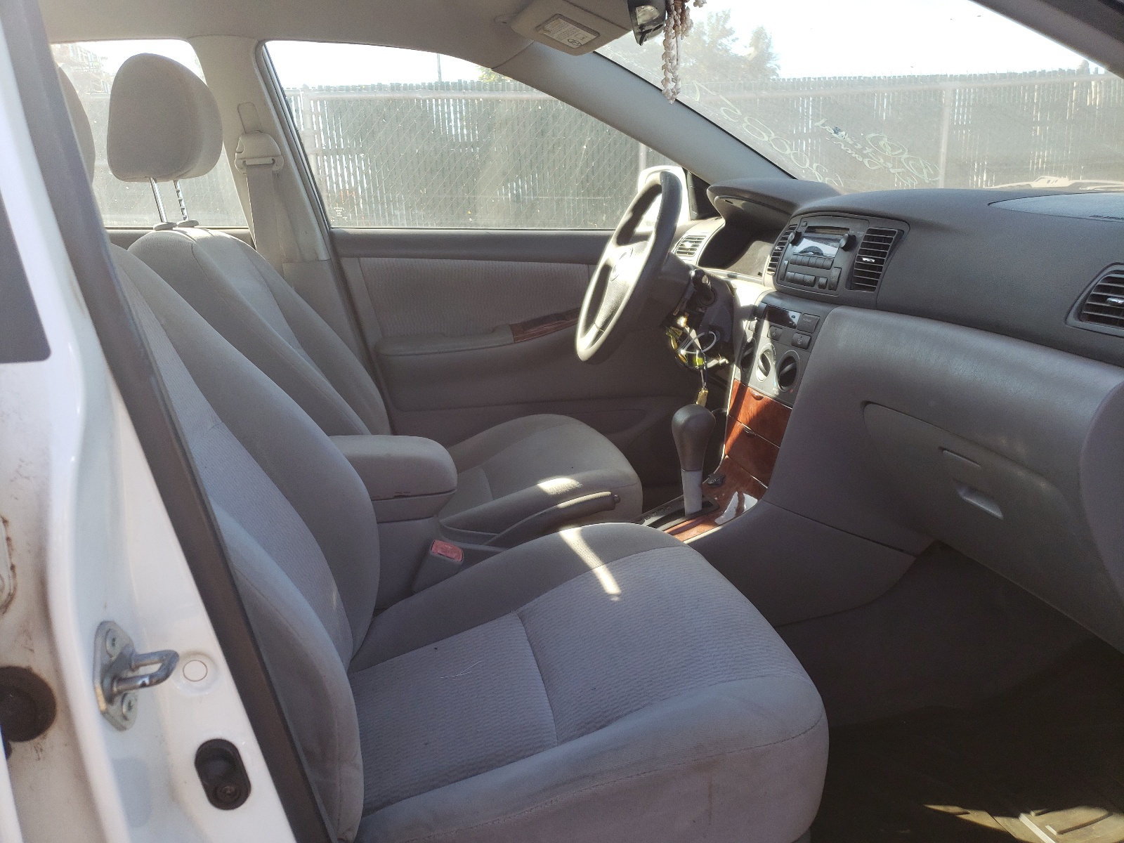 Photo 5 from auction – 2005 TOYOTA COROLLA CE with VIN 1NXBR32E05Z456228