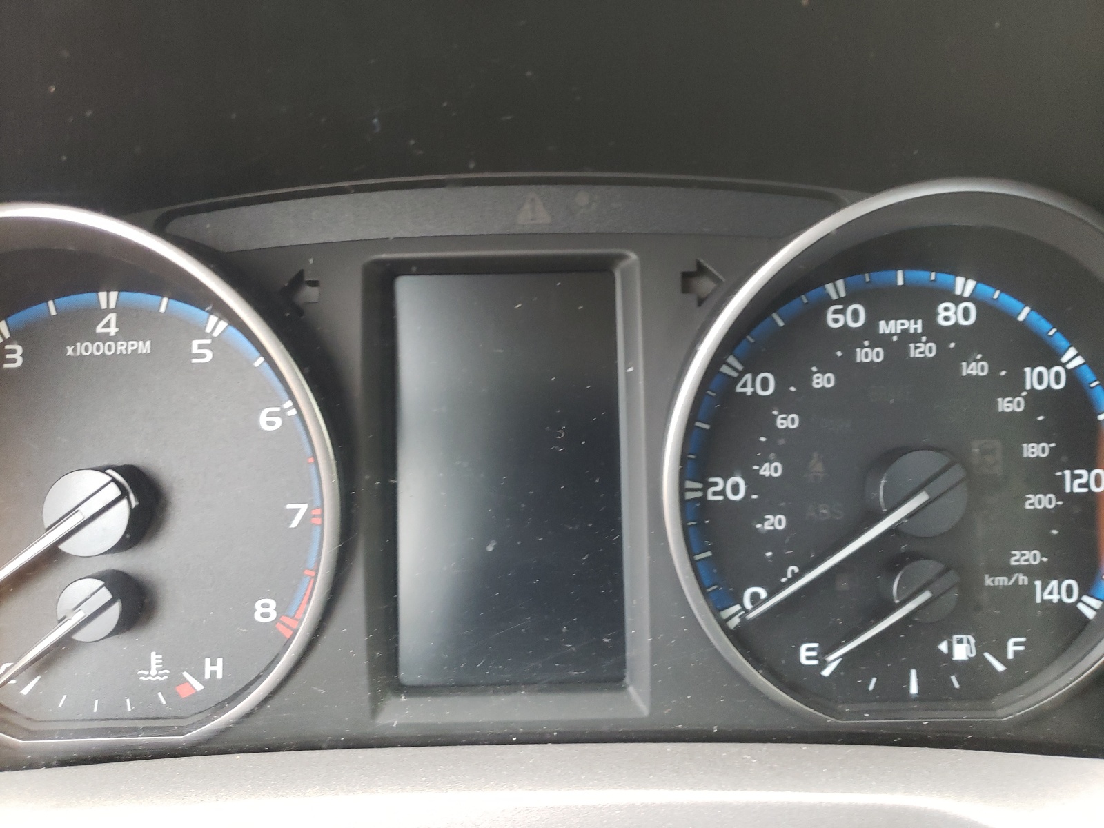 Photo 8 from auction – 2017 TOYOTA RAV4 XLE with VIN JTMRFREV8HJ709103