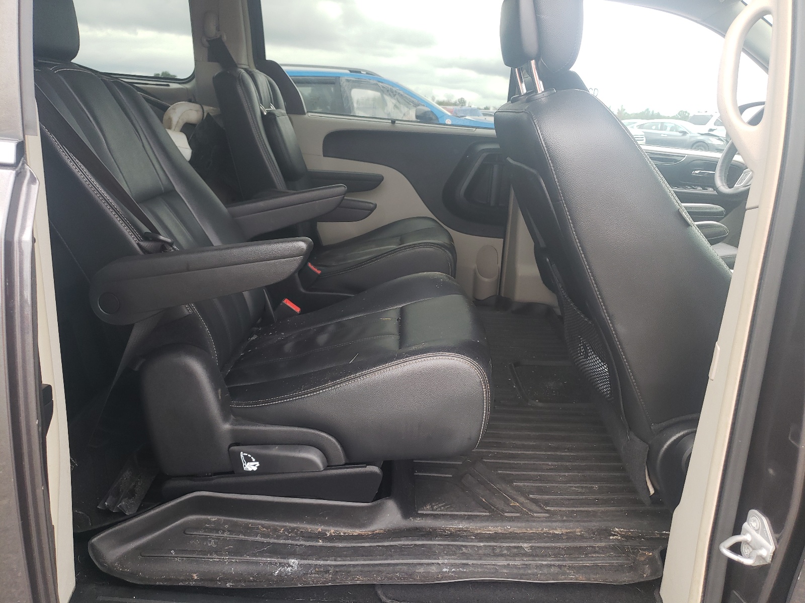 Photo 6 from auction – 2015 CHRYSLER TOWN & COU with VIN 2C4RC1BGXFR740751