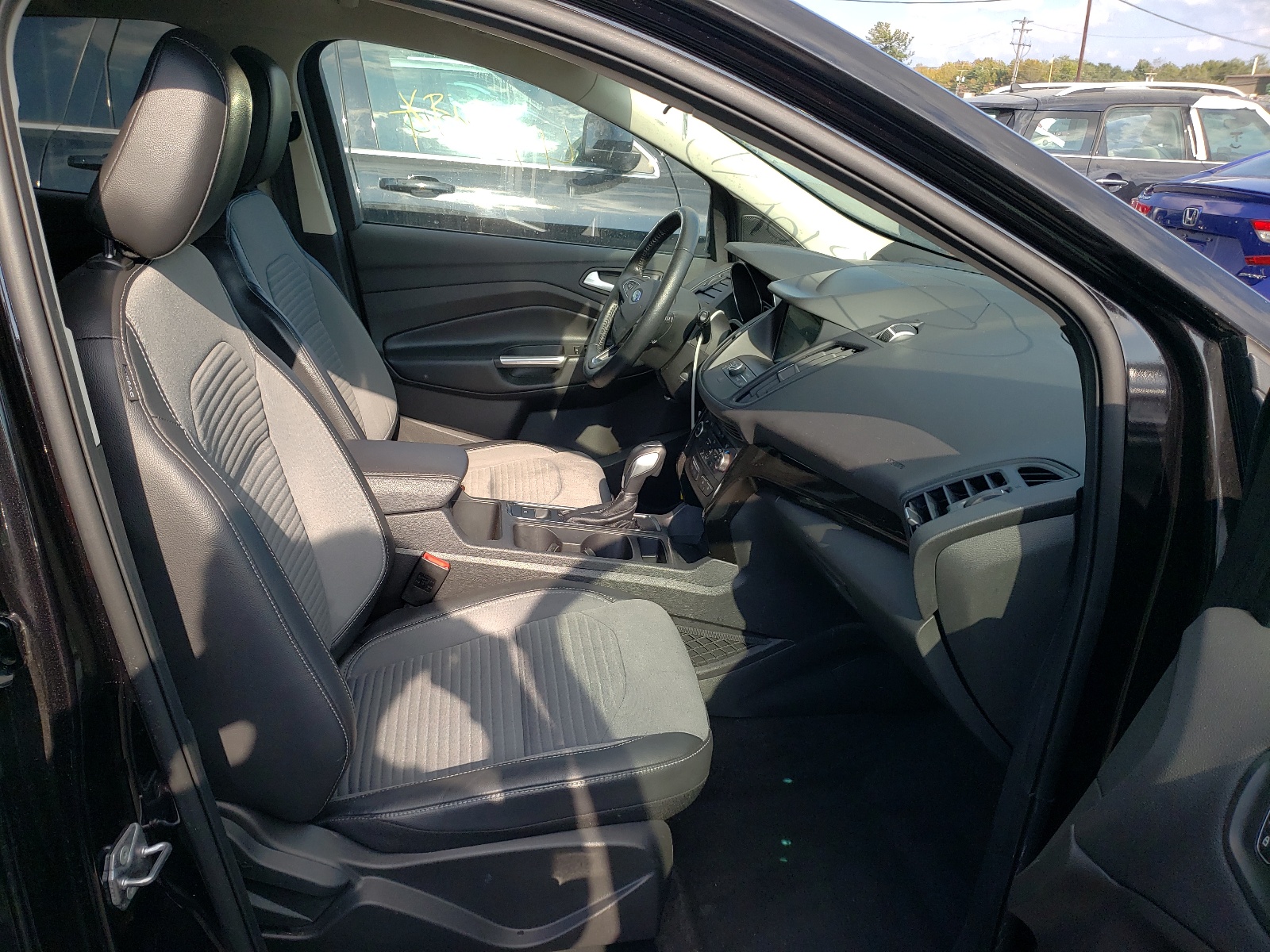 Photo 5 from auction – 2019 FORD ESCAPE SE with VIN 1FMCU9GD6KUB10346