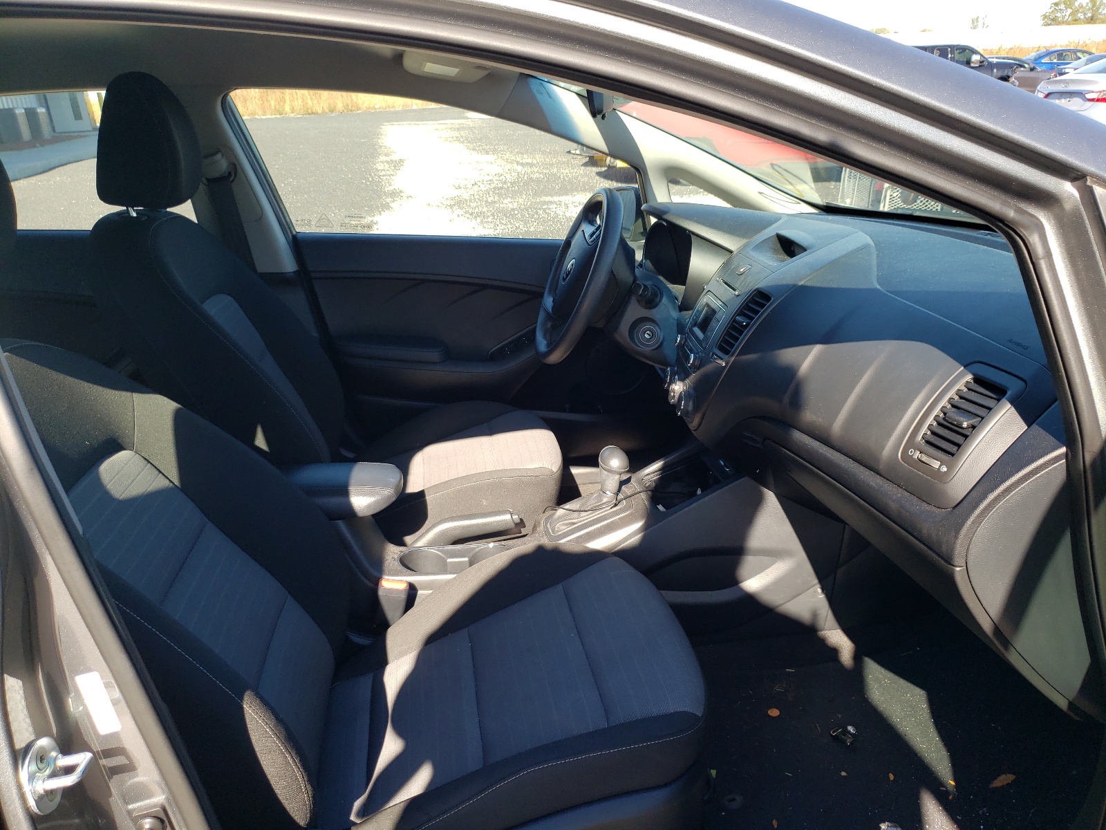 Photo 5 from auction – 2016 KIA FORTE LX with VIN KNAFK5A88G5586284