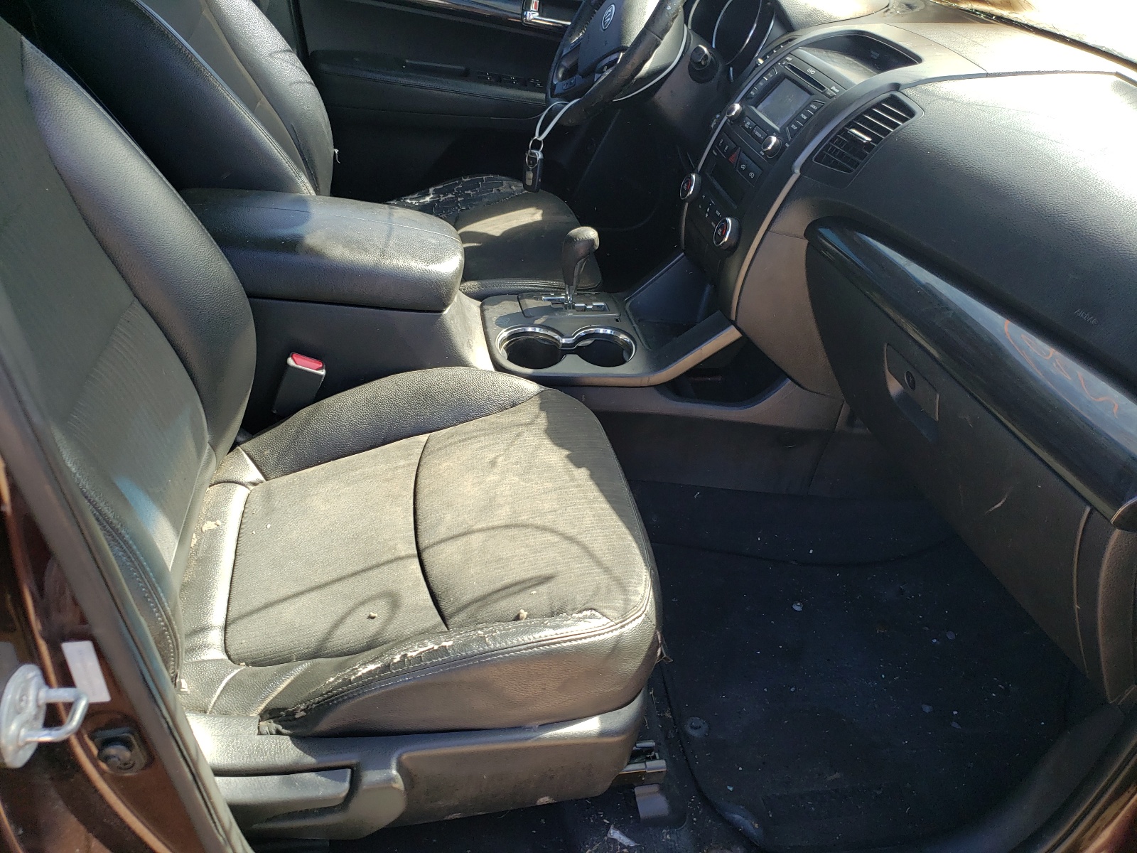 Photo 5 from auction – 2012 KIA SORENTO EX with VIN 5XYKU3A65CG305946