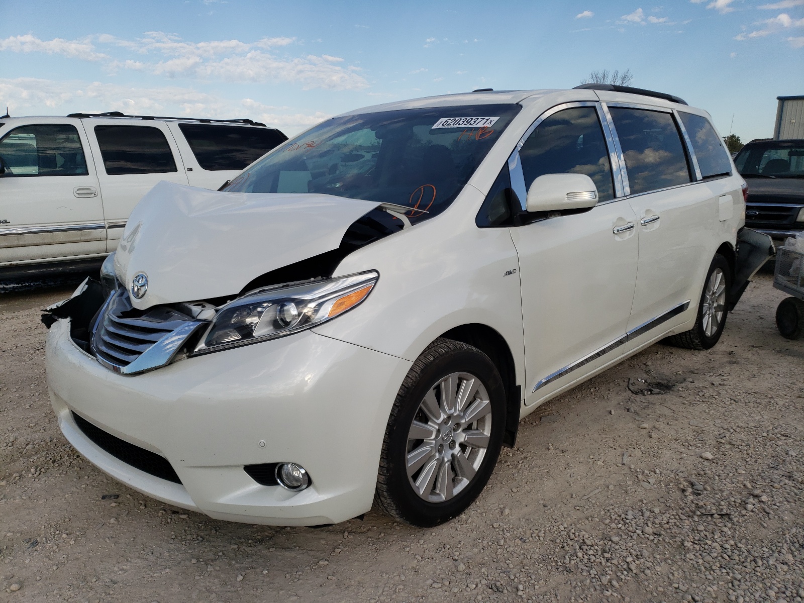 Photo 2 from auction – 2017 TOYOTA SIENNA XLE with VIN 5TDDZ3DC1HS170194