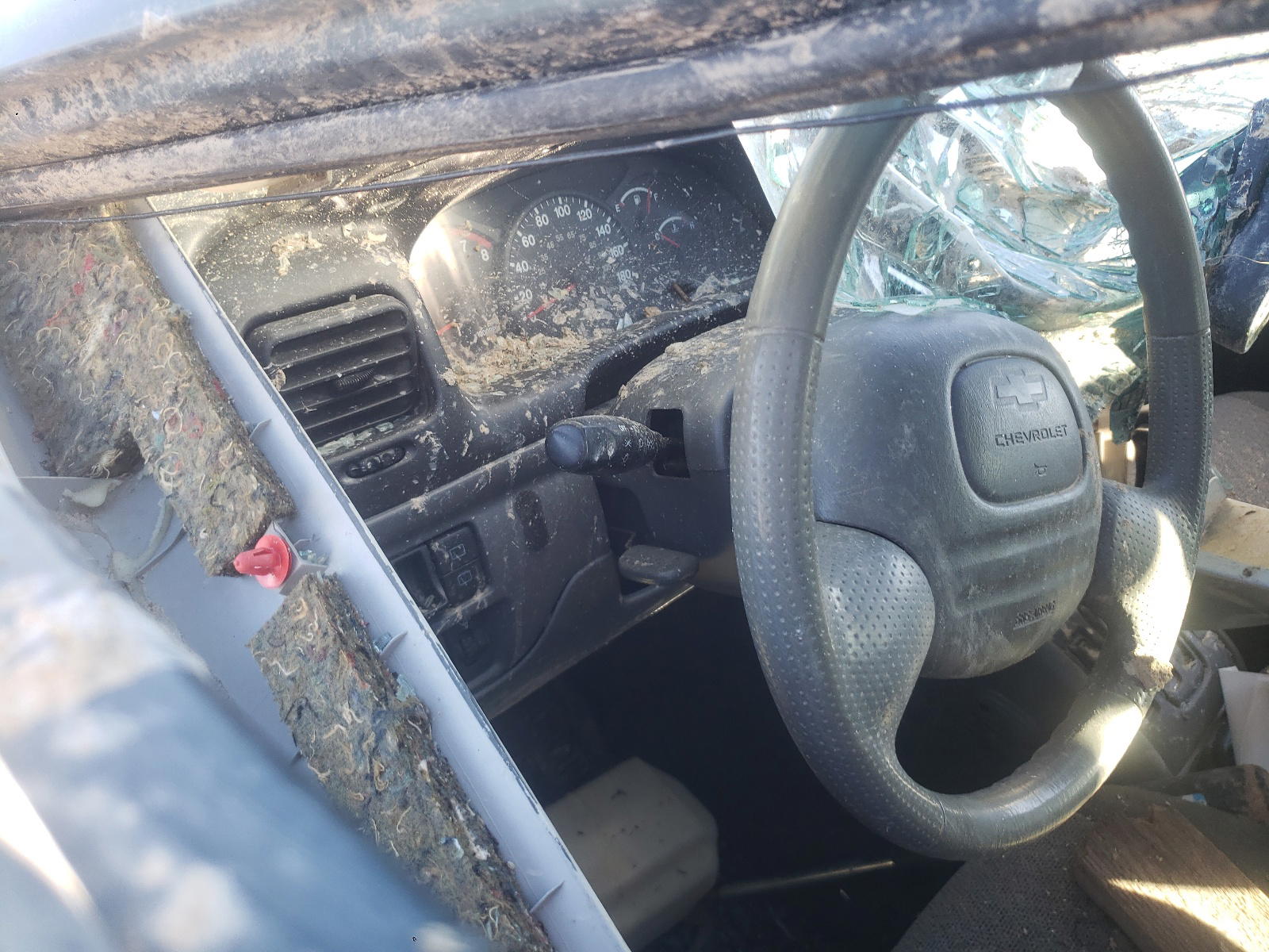 Photo 8 from auction – 2002 CHEVROLET TRACKER with VIN 2CNBJ13C826930879