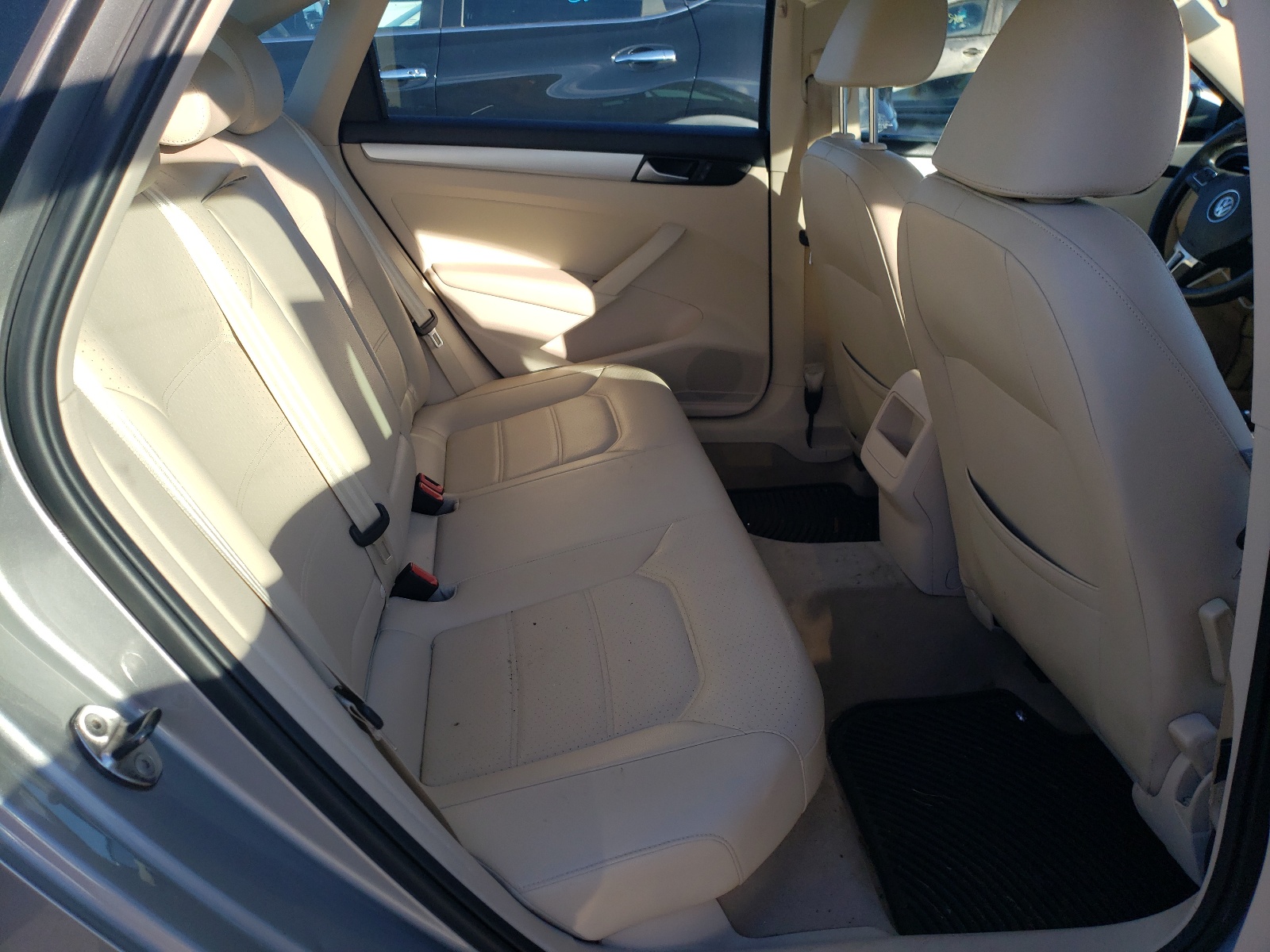 Photo 6 from auction – 2012 VOLKSWAGEN PASSAT SE with VIN 1VWBP7A36CC084024