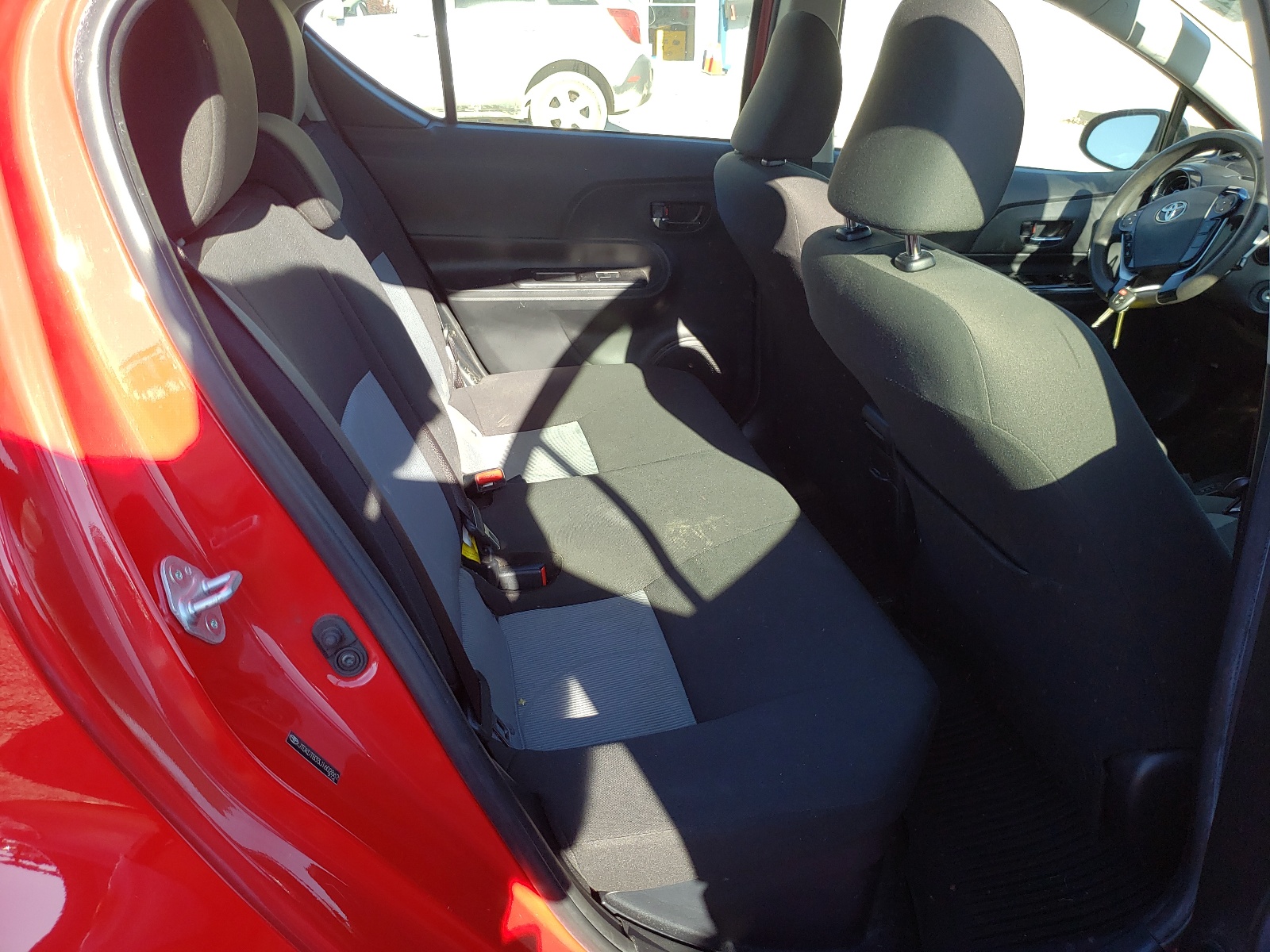 Photo 6 from auction – 2018 TOYOTA PRIUS C with VIN JTDKDTB33J1602862