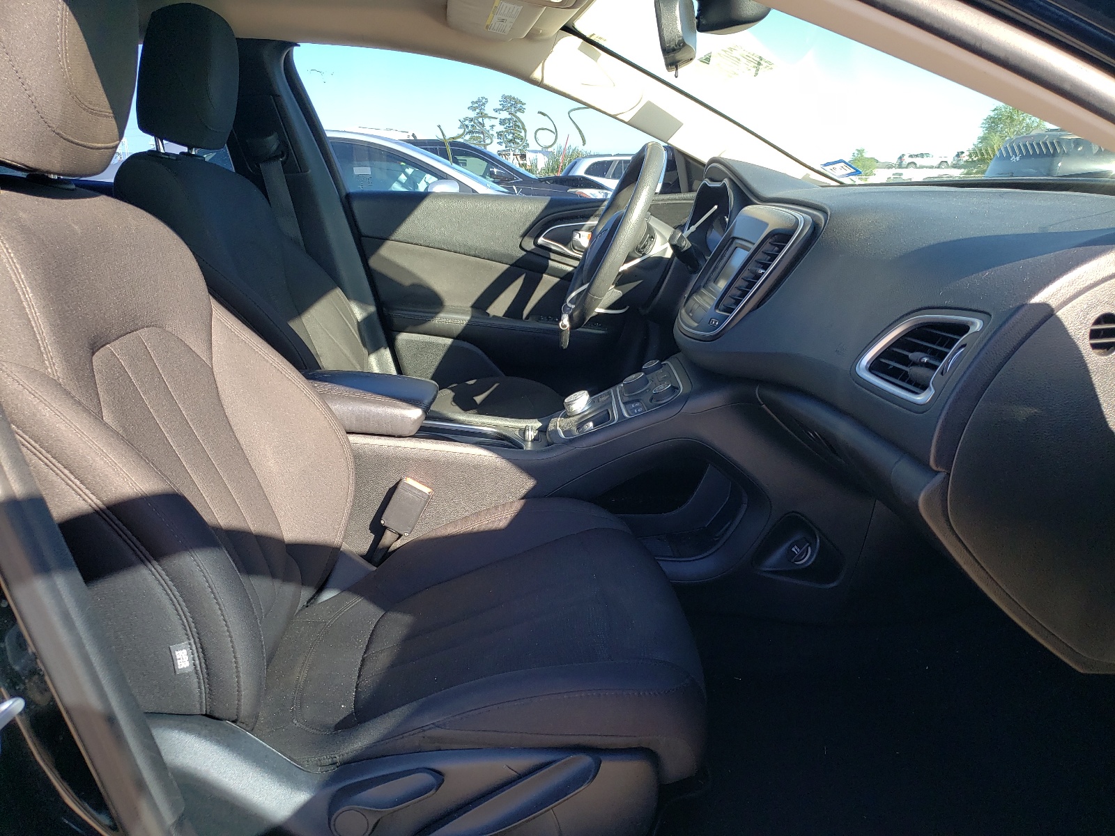 Фото 5 с аукциона – 2015 CHRYSLER 200 LIMITE с VIN 1C3CCCABXFN652338