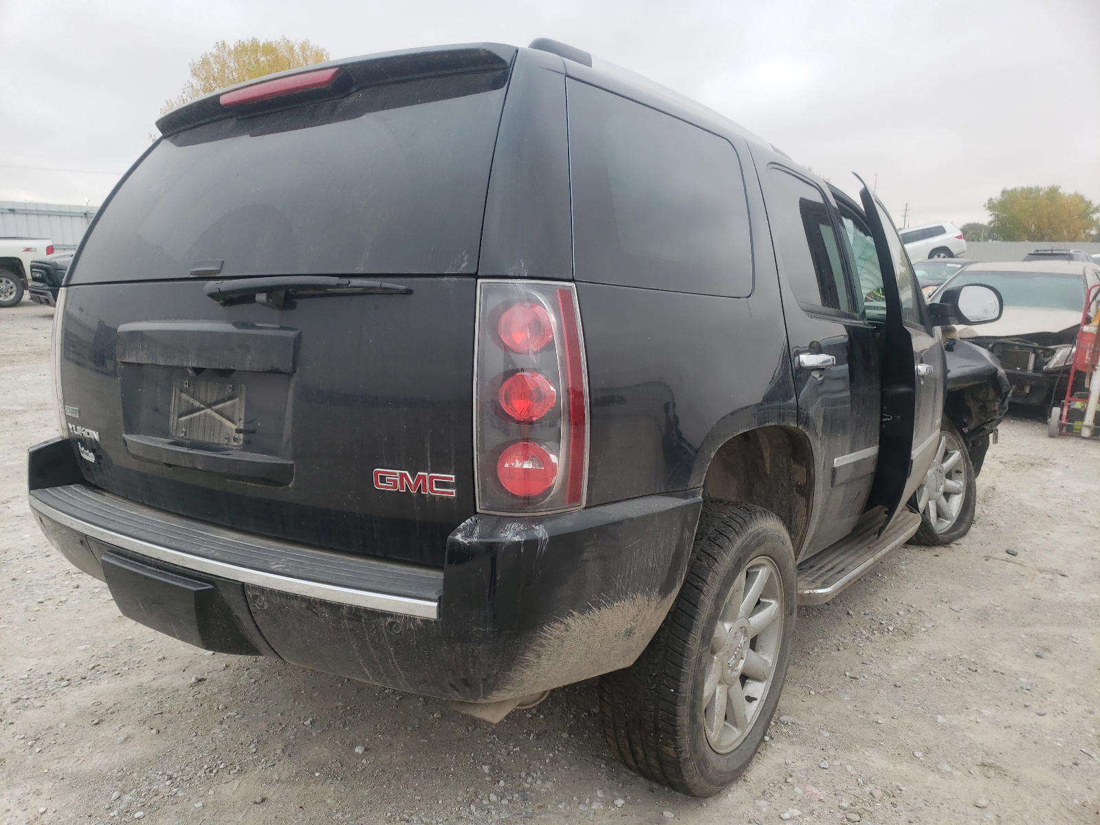 Photo 4 from auction – 2011 GMC YUKON DENA with VIN 1GKS2EEF2BR214634