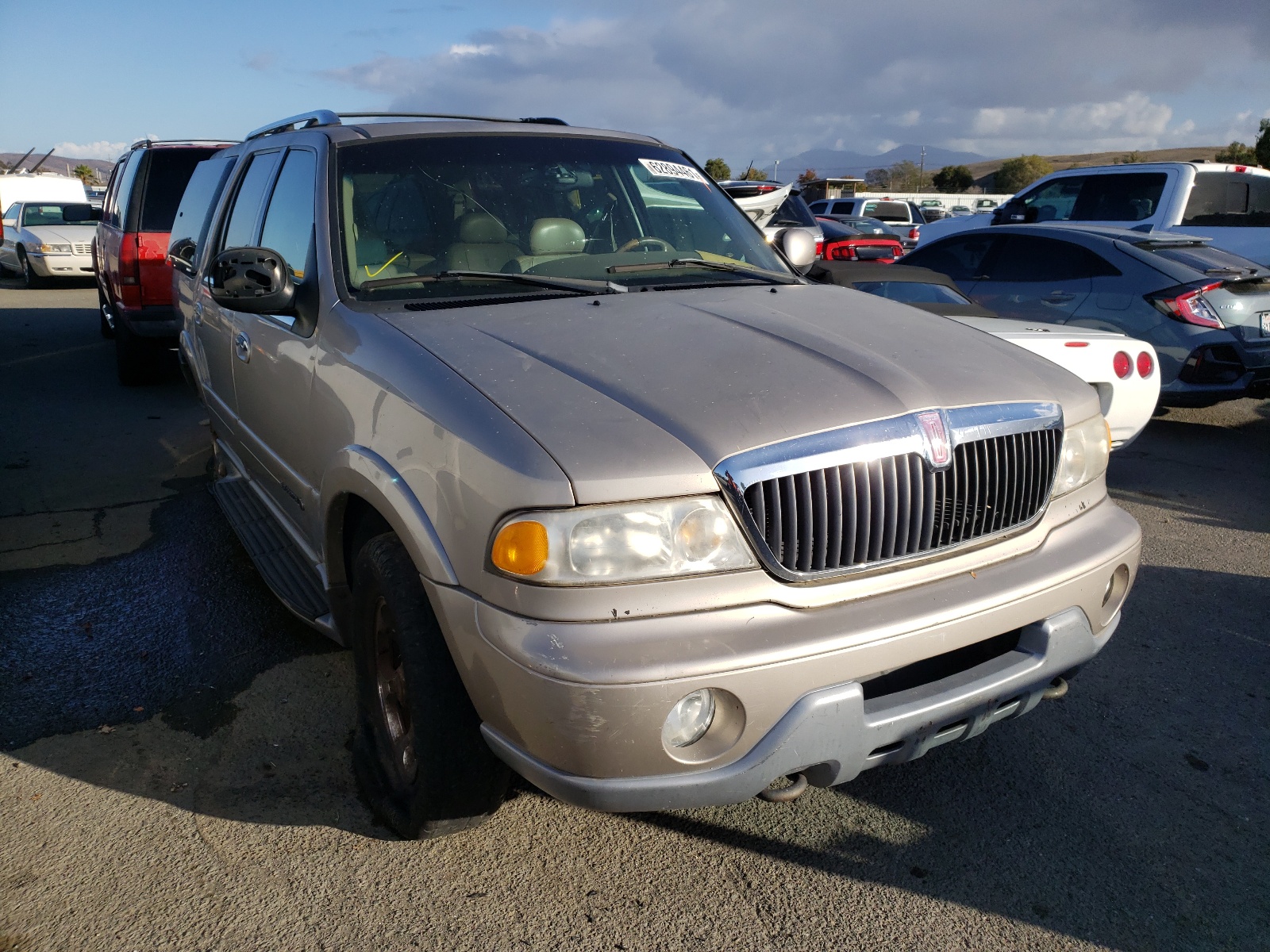 LINCOLN NAVIGATOR 2000 مع رقم تعريف المركبة 5LMFU28A7YLJ20341 - صورة من المزاد