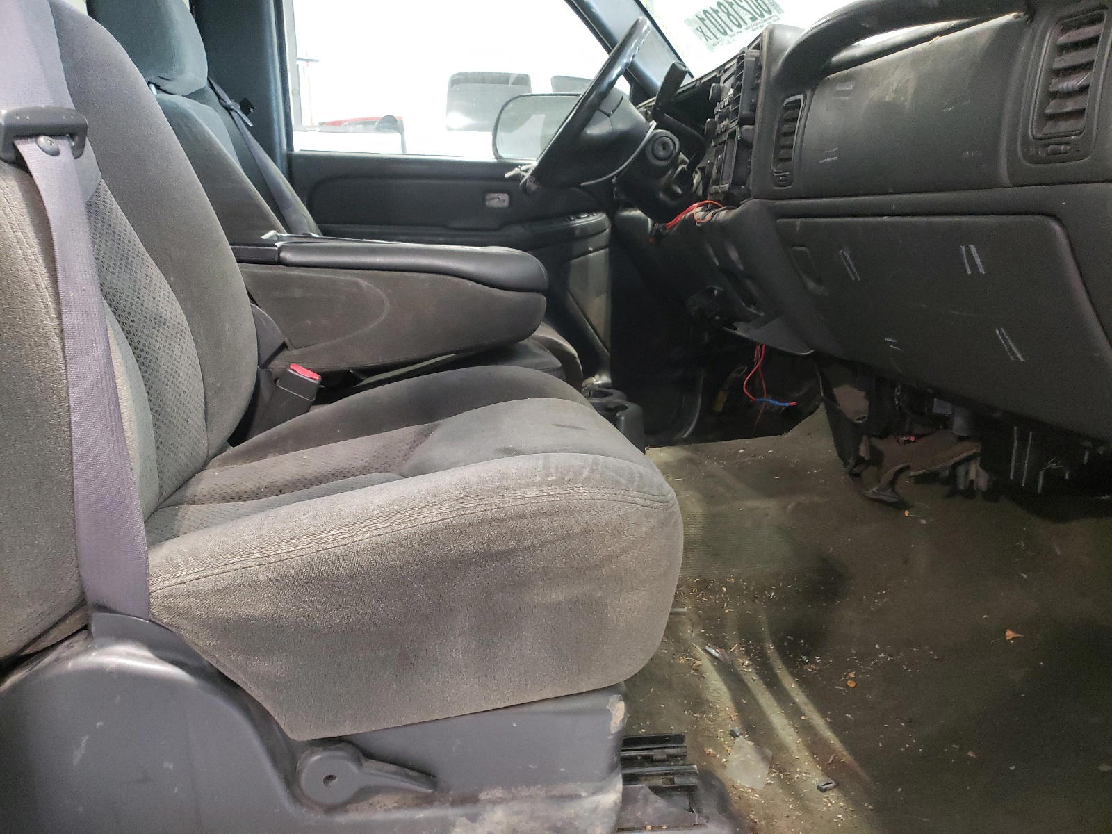 Photo 5 from auction – 2004 CHEVROLET SILVERADO with VIN 1GCHK23U94F132720