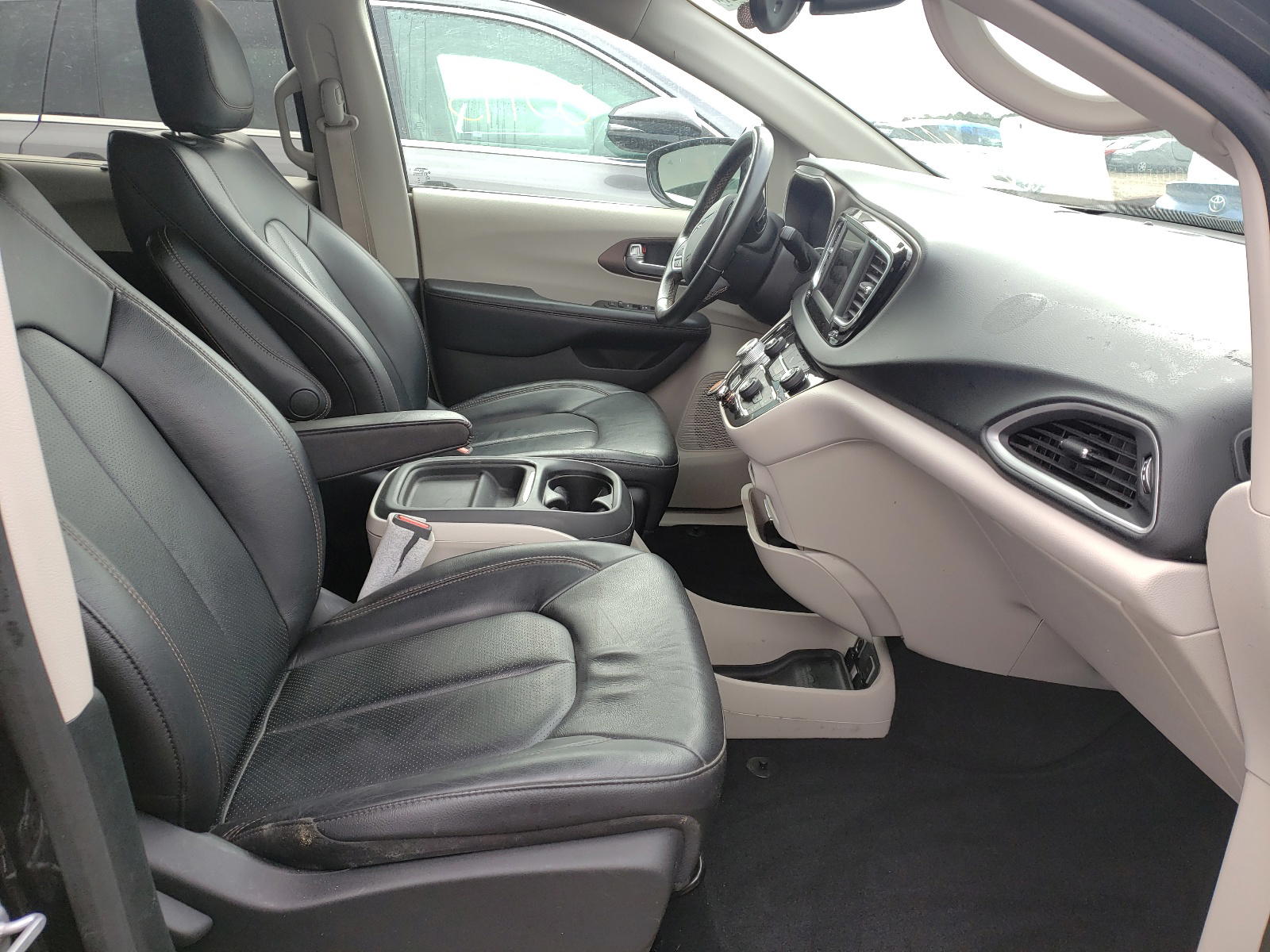 Photo 5 from auction – 2019 CHRYSLER PACIFICA T with VIN 2C4RC1BG4KR575869