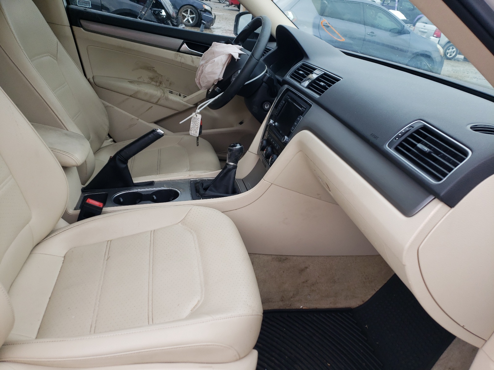 Photo 5 from auction – 2015 VOLKSWAGEN PASSAT SE with VIN 1VWBV7A30FC053040