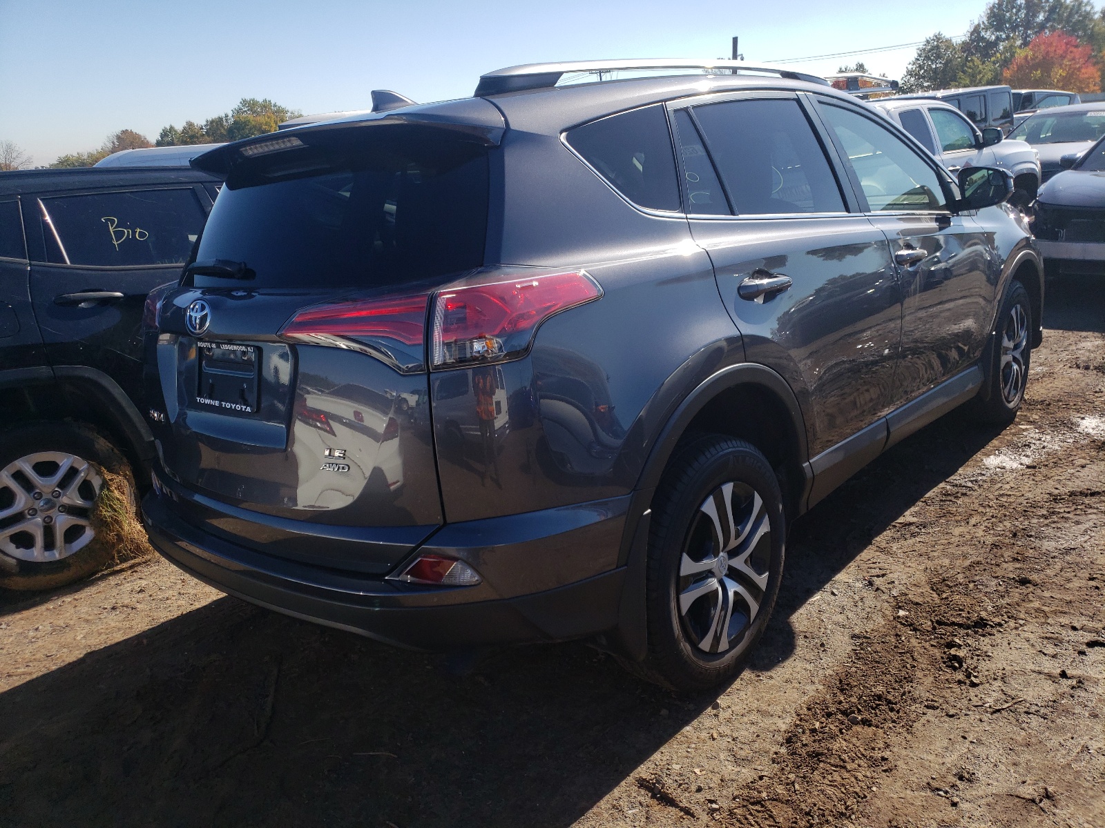 Photo 4 from auction – 2018 TOYOTA RAV4 LE with VIN JTMBFREV3JD248382