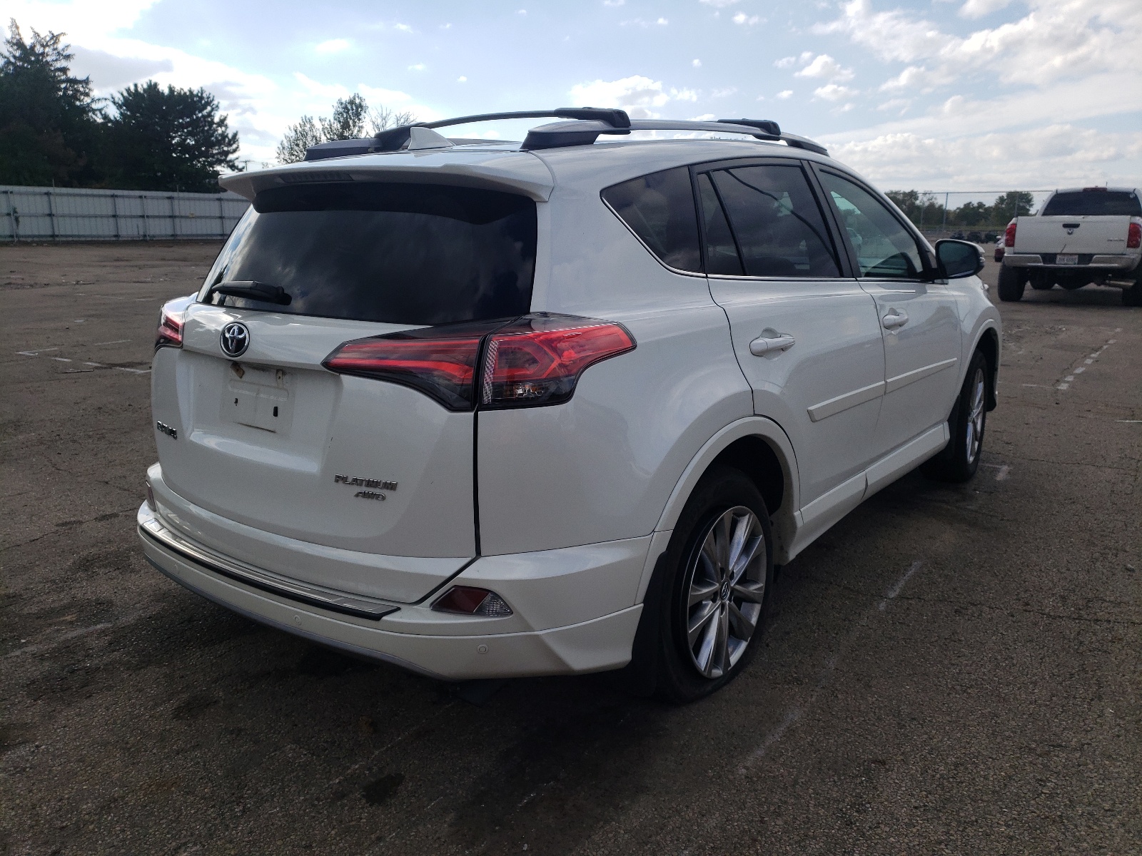 Photo 4 from auction – 2018 TOYOTA RAV4 LIMIT with VIN 2T3DFREV6JW803613