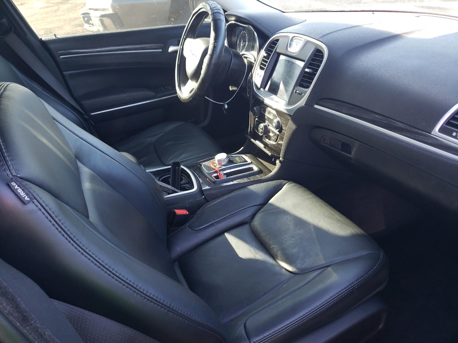 Photo 5 from auction – 2017 CHRYSLER 300 LIMITE with VIN 2C3CCAAG0HH553023