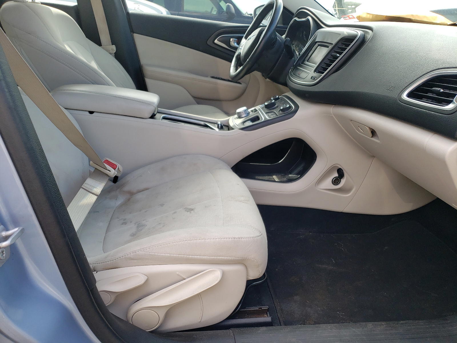 Photo 5 from auction – 2015 CHRYSLER 200 LIMITE with VIN 1C3CCCAB9FN646272