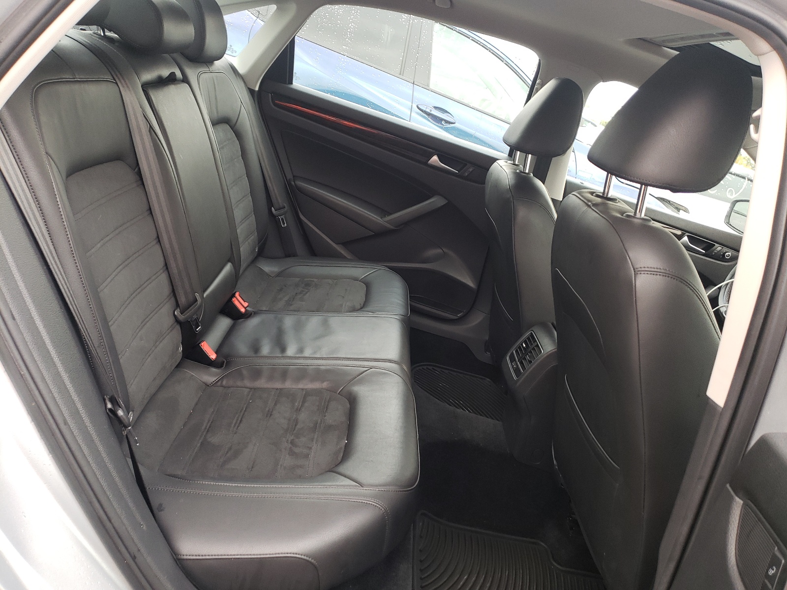 Photo 6 from auction – 2015 VOLKSWAGEN PASSAT SEL with VIN 1VWCV7A3XFC091914