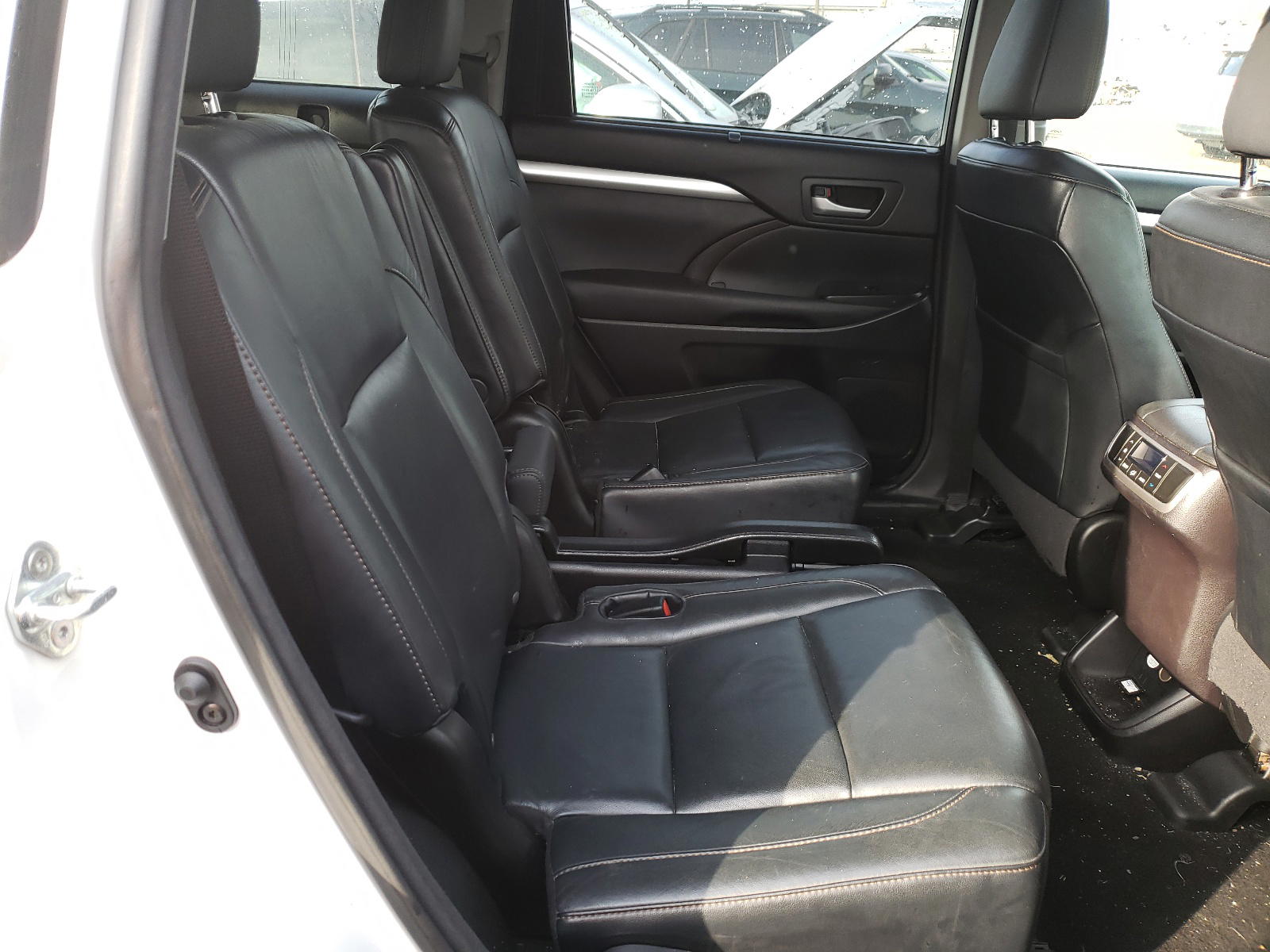 Photo 6 from auction – 2015 TOYOTA HIGHLANDER with VIN 5TDJKRFH9FS074037