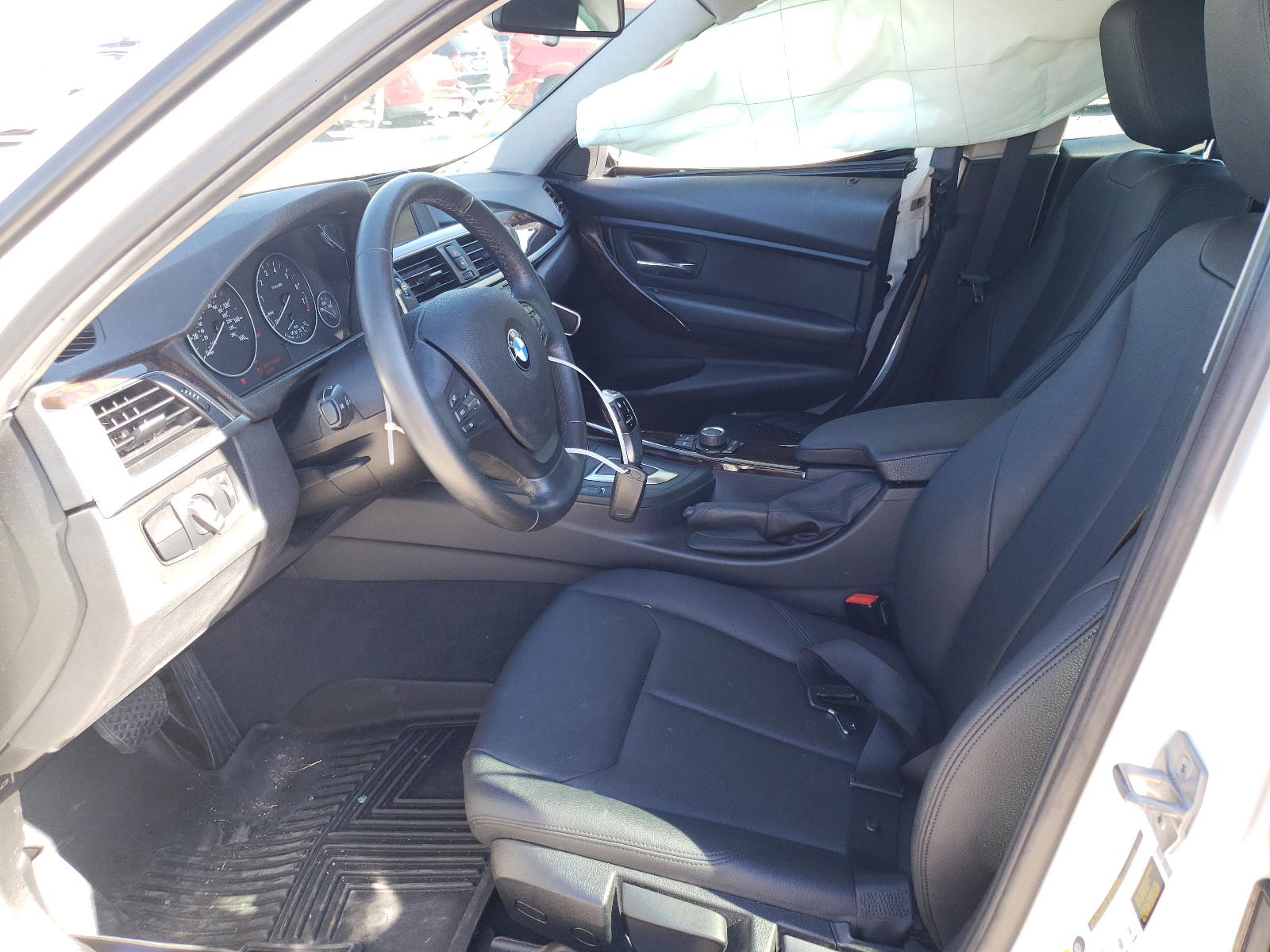 Photo 5 from auction – 2016 BMW 320 I with VIN WBA8E1G50GNT33692