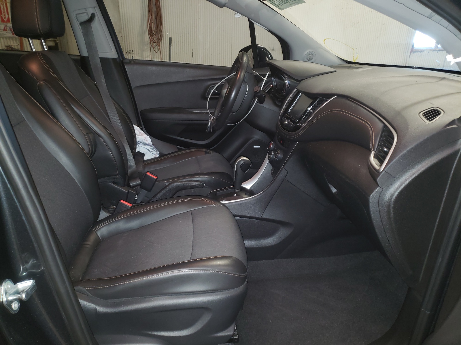 Photo 5 from auction – 2017 CHEVROLET TRAX 1LT with VIN 3GNCJPSB9HL265975