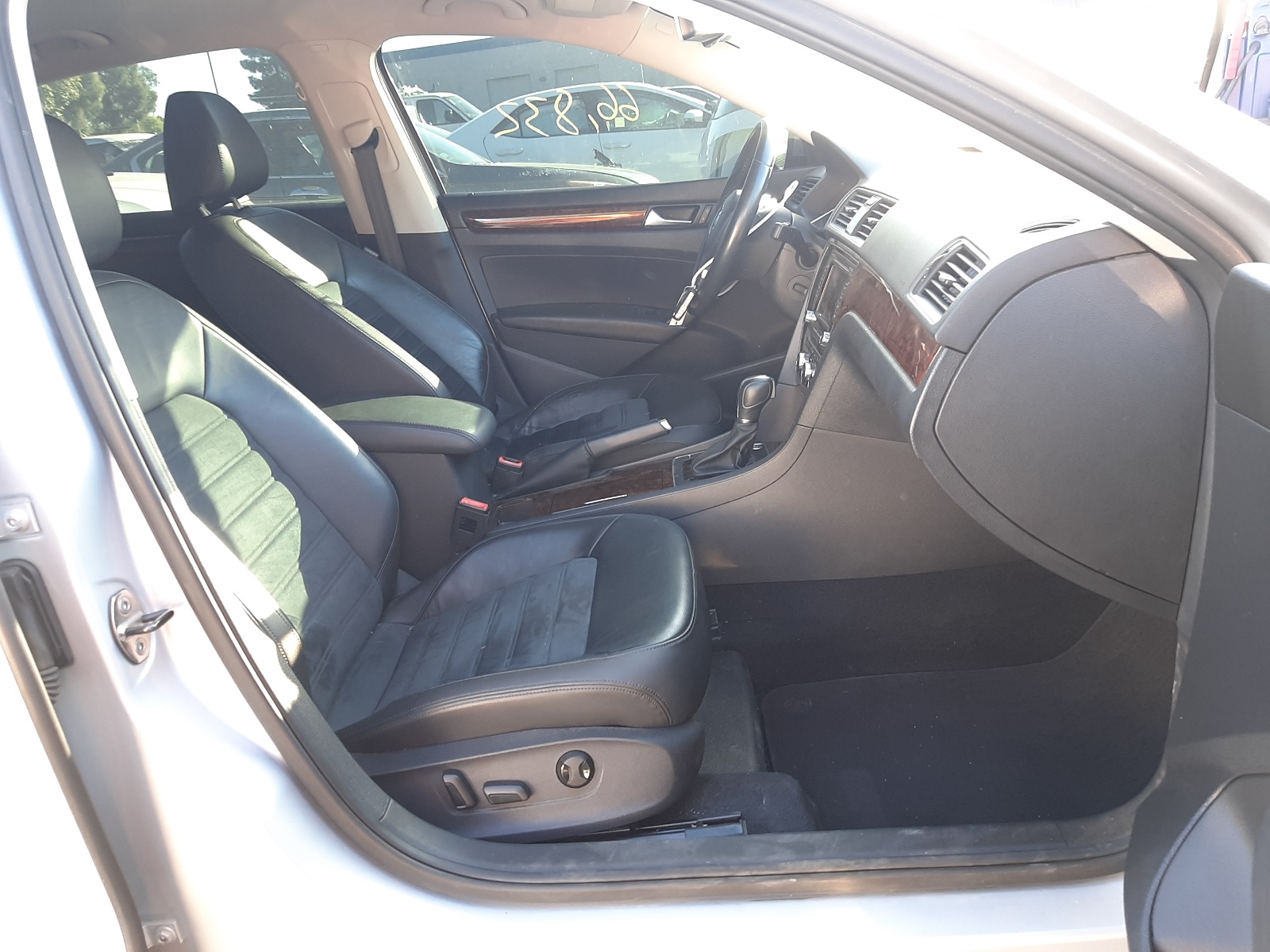 Photo 5 from auction – 2012 VOLKSWAGEN PASSAT SEL with VIN 1VWCN7A32CC040094