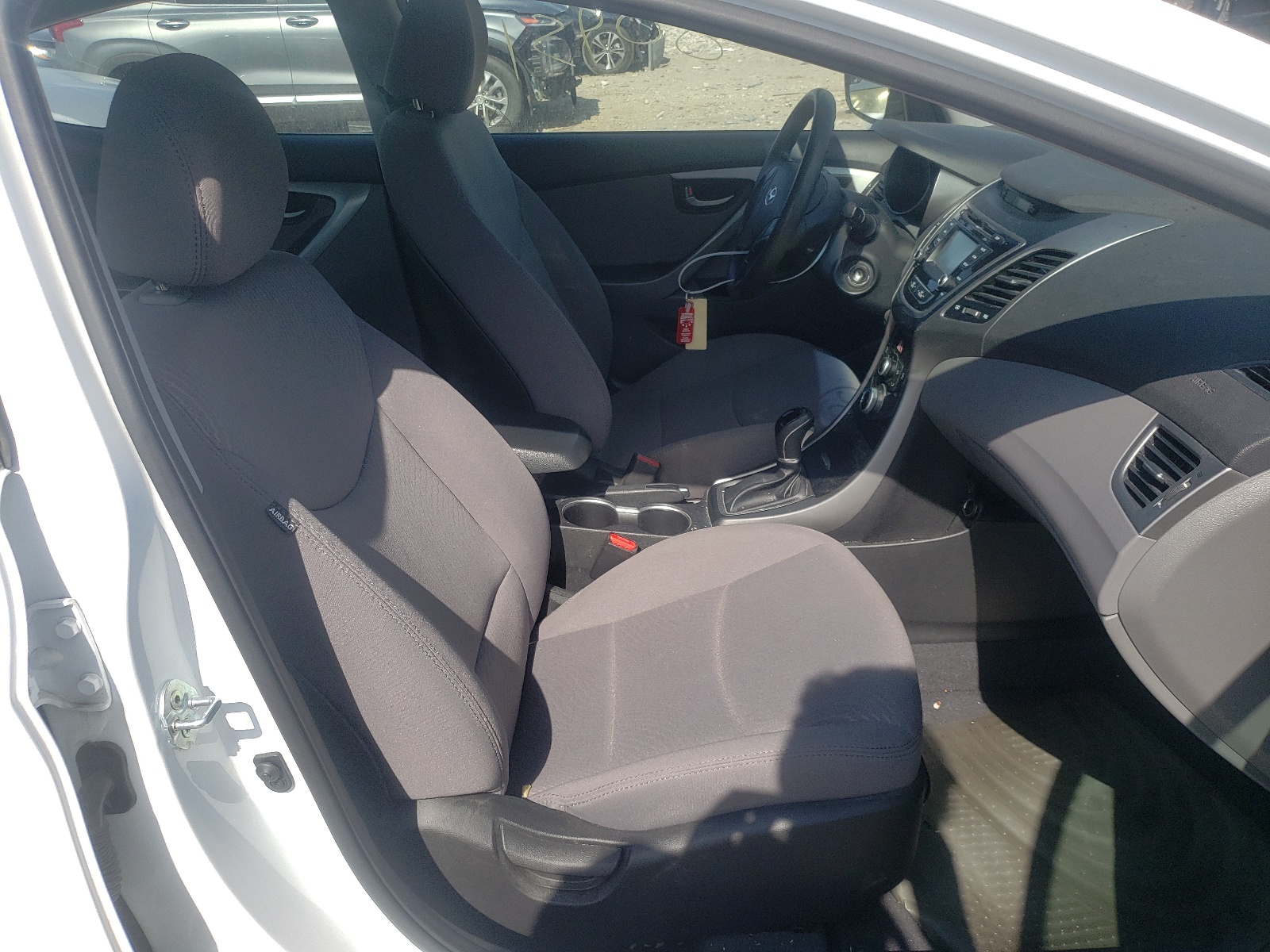 Photo 5 from auction – 2016 HYUNDAI ELANTRA SE with VIN 5NPDH4AE3GH773540