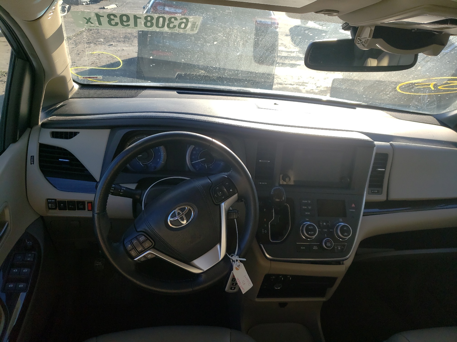 Photo 9 from auction – 2015 TOYOTA SIENNA XLE with VIN 5TDDK3DC7FS102452