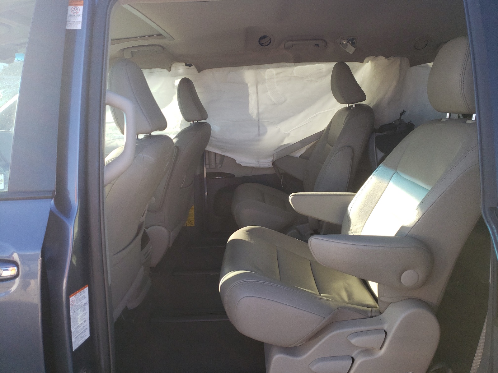 Photo 6 from auction – 2015 TOYOTA SIENNA XLE with VIN 5TDDK3DC7FS102452