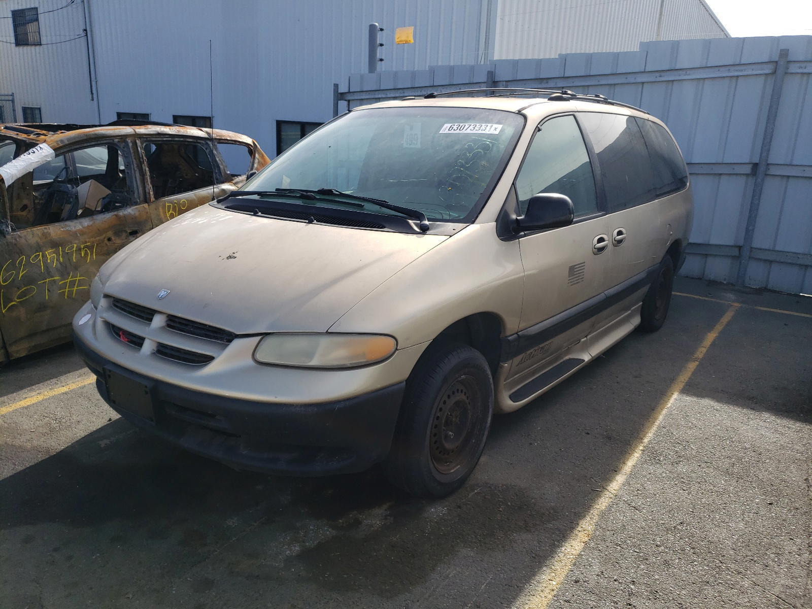 Photo 2 from auction – 2000 DODGE GRAND CARA with VIN 2B4GP44R0YR644557