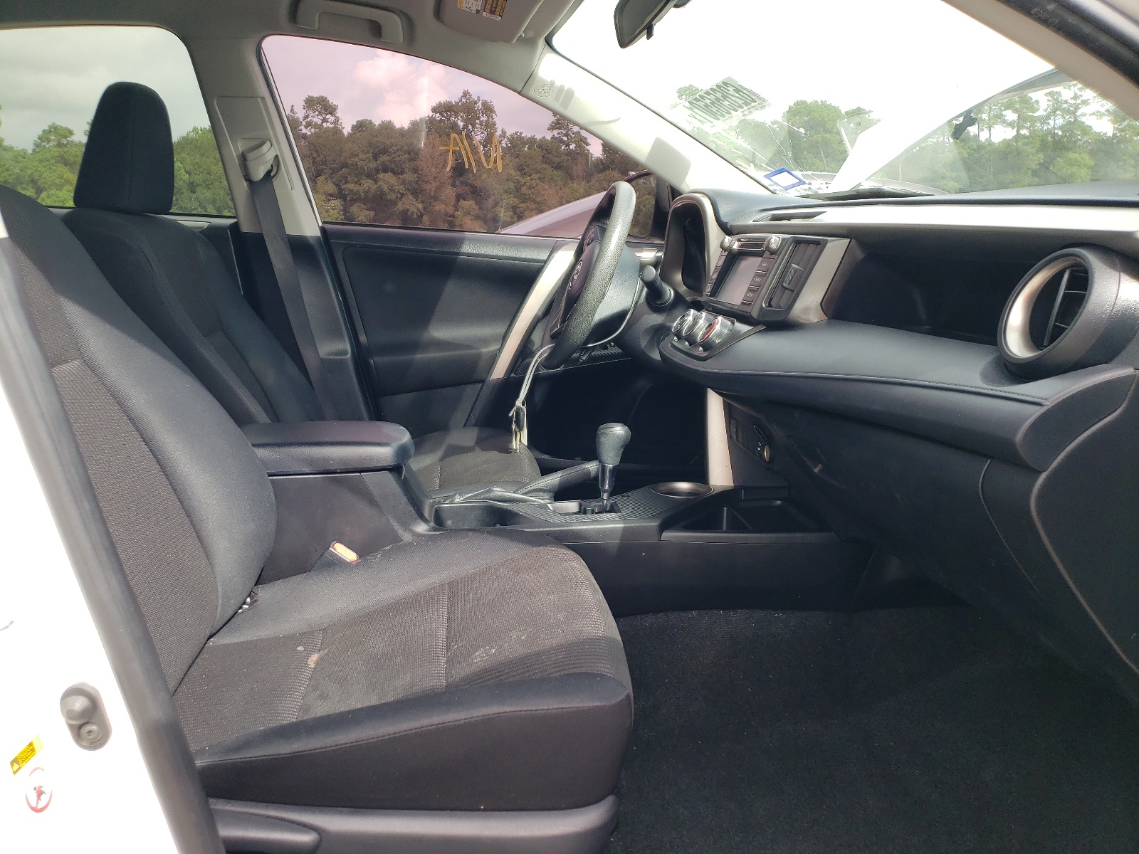 Photo 5 from auction – 2015 TOYOTA RAV4 LE with VIN JTMZFREVXFD060769