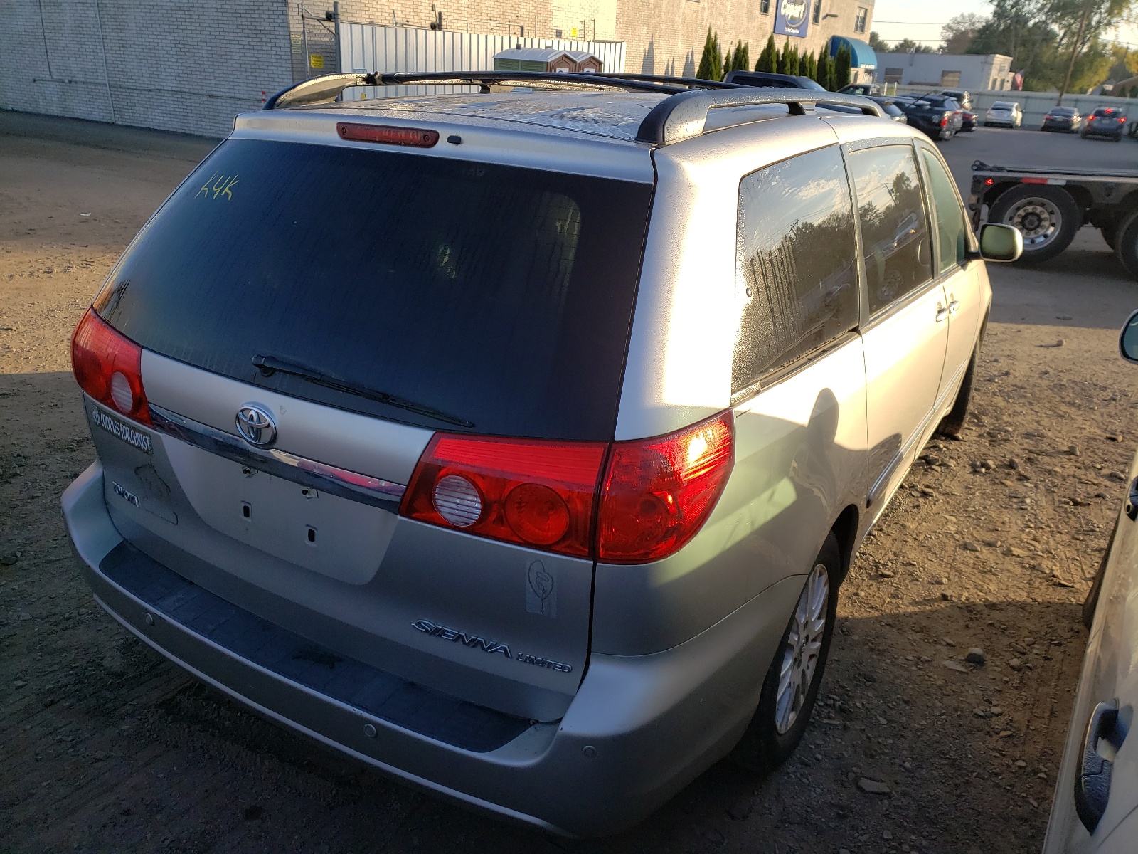Photo 4 from auction – 2010 TOYOTA SIENNA XLE with VIN 5TDYK4CC5AS306300