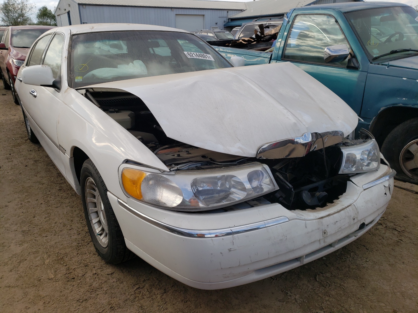 LINCOLN TOWN CAR E 1999 with VIN 1LNHM81W3XY694182 - Photo from auction